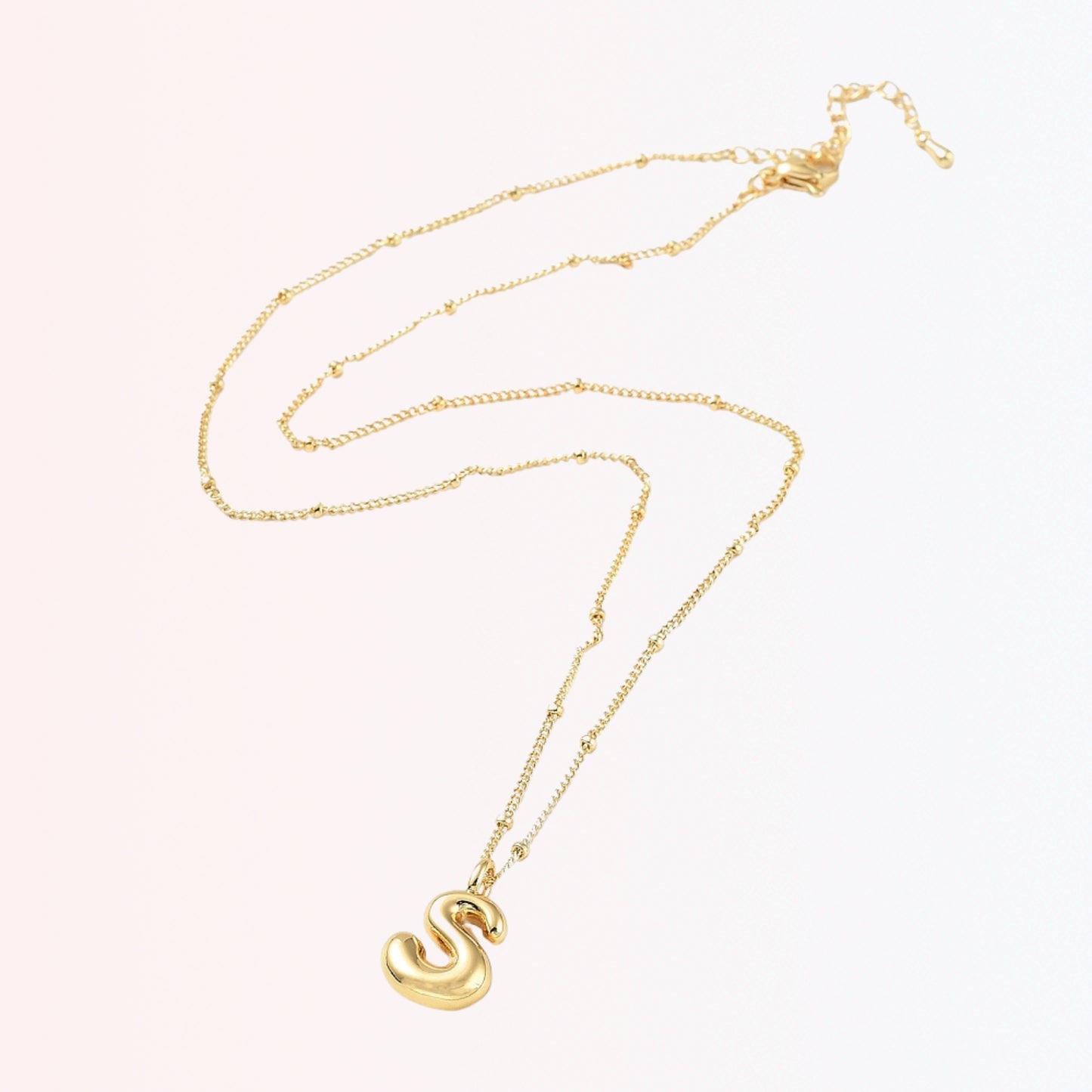 Collar con Charm de Letra en Brass Dorado 18K