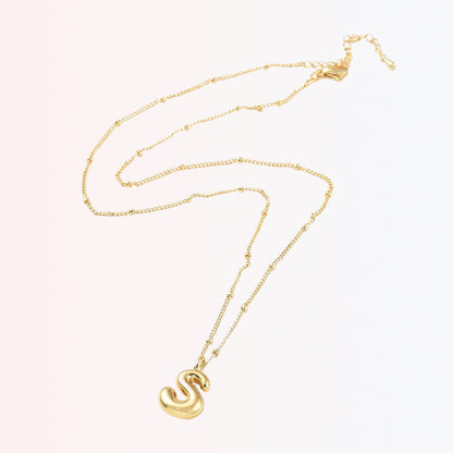 Collar con Charm de Letra en Brass Dorado 18K