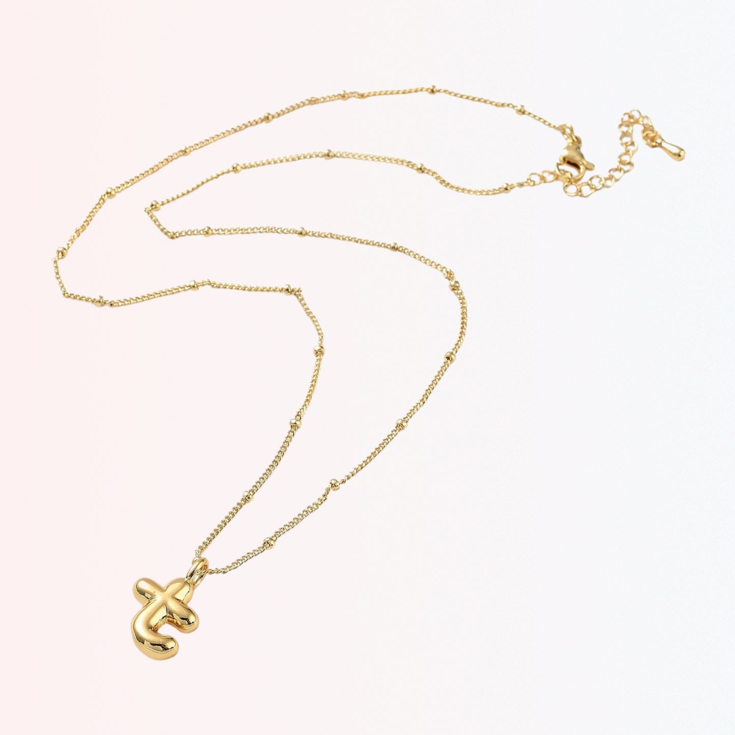Collar con Charm de Letra en Brass Dorado 18K