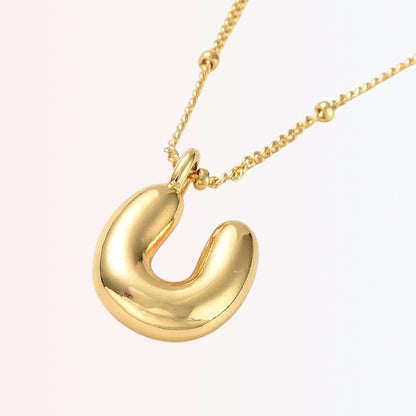 Collar con Charm de Letra en Brass Dorado 18K