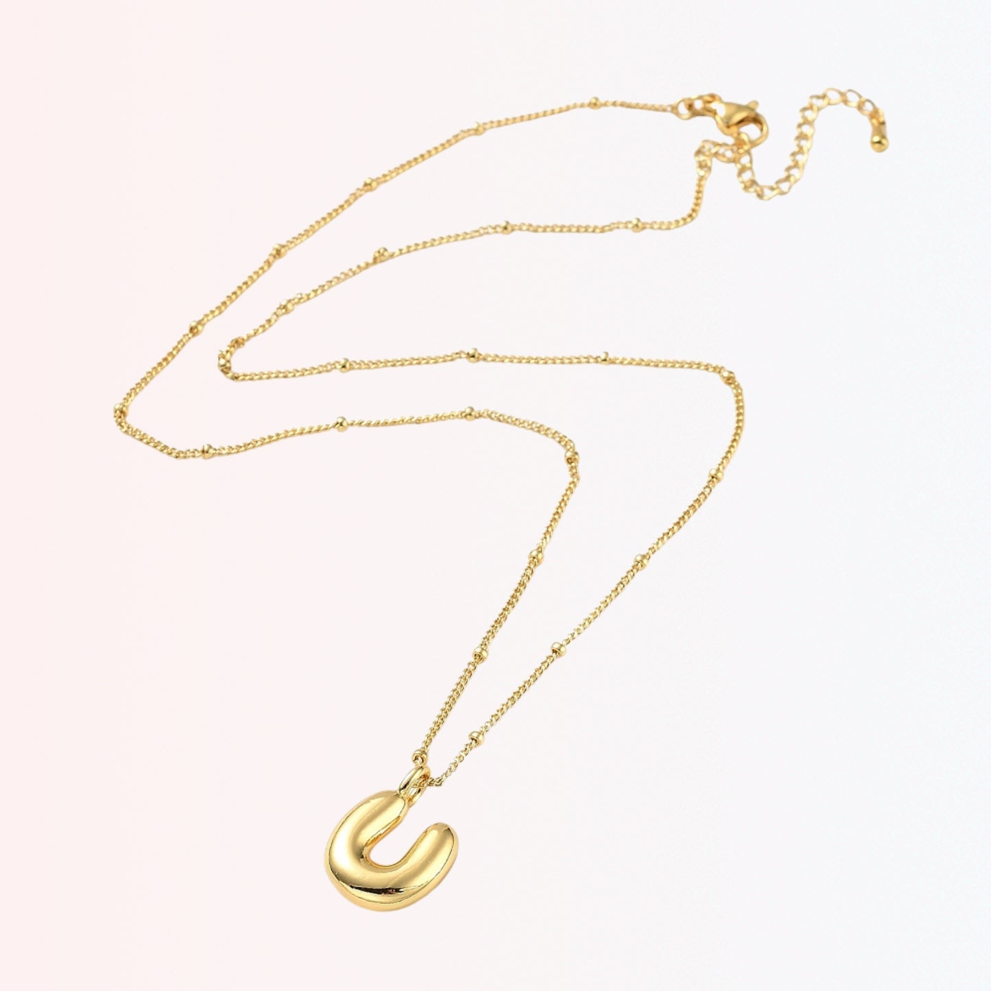 Collar con Charm de Letra en Brass Dorado 18K