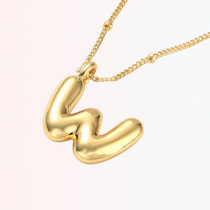 Collar con Charm de Letra en Brass Dorado 18K