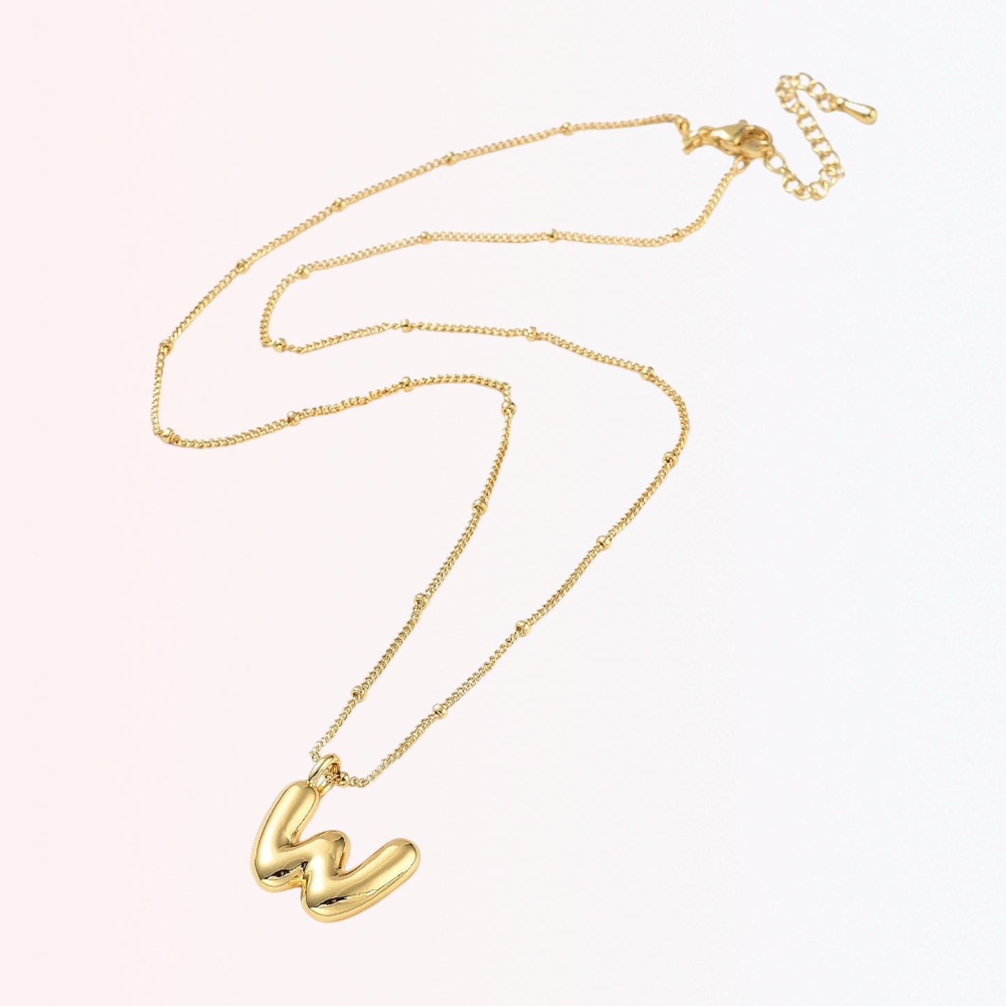 Collar con Charm de Letra en Brass Dorado 18K