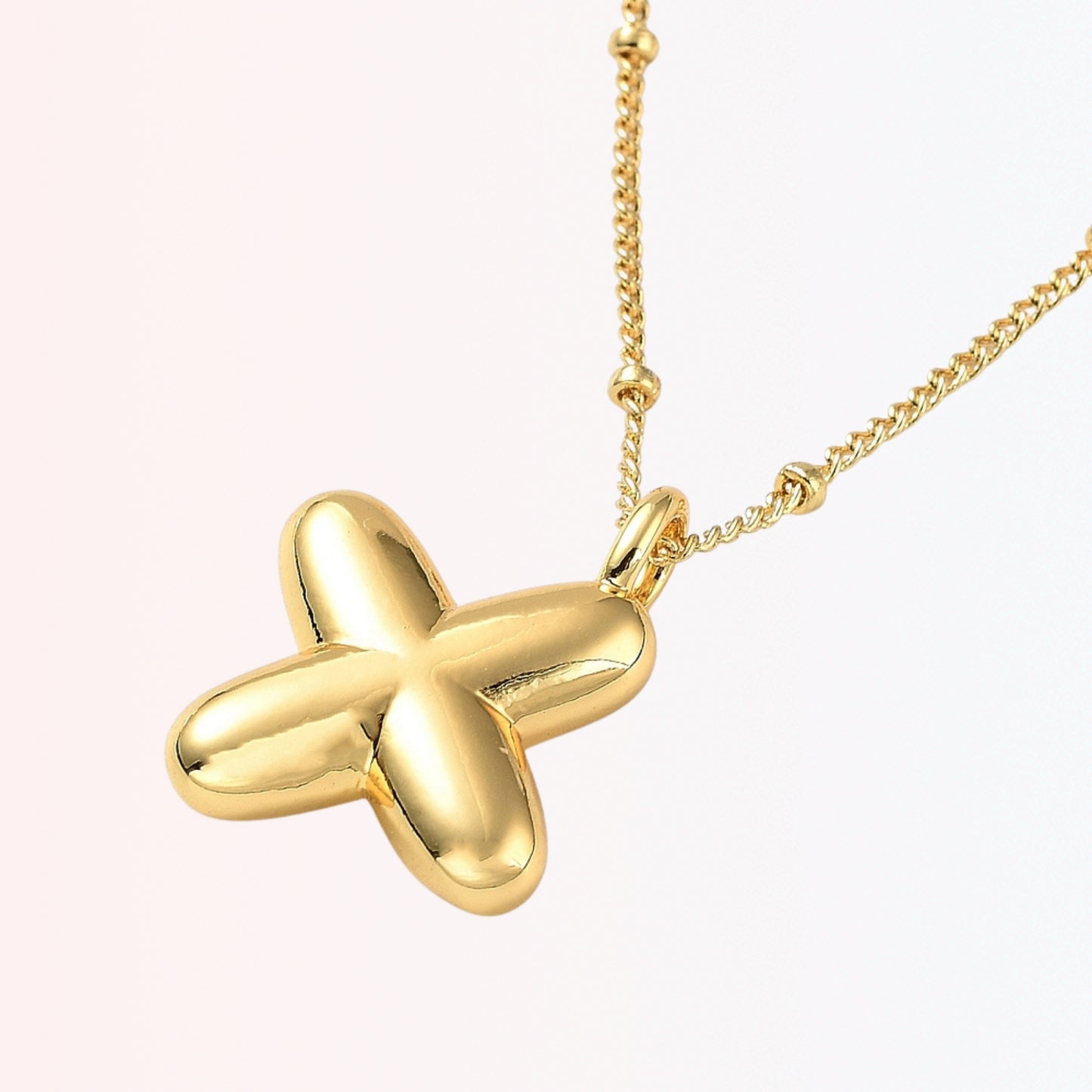 Collar con Charm de Letra en Brass Dorado 18K