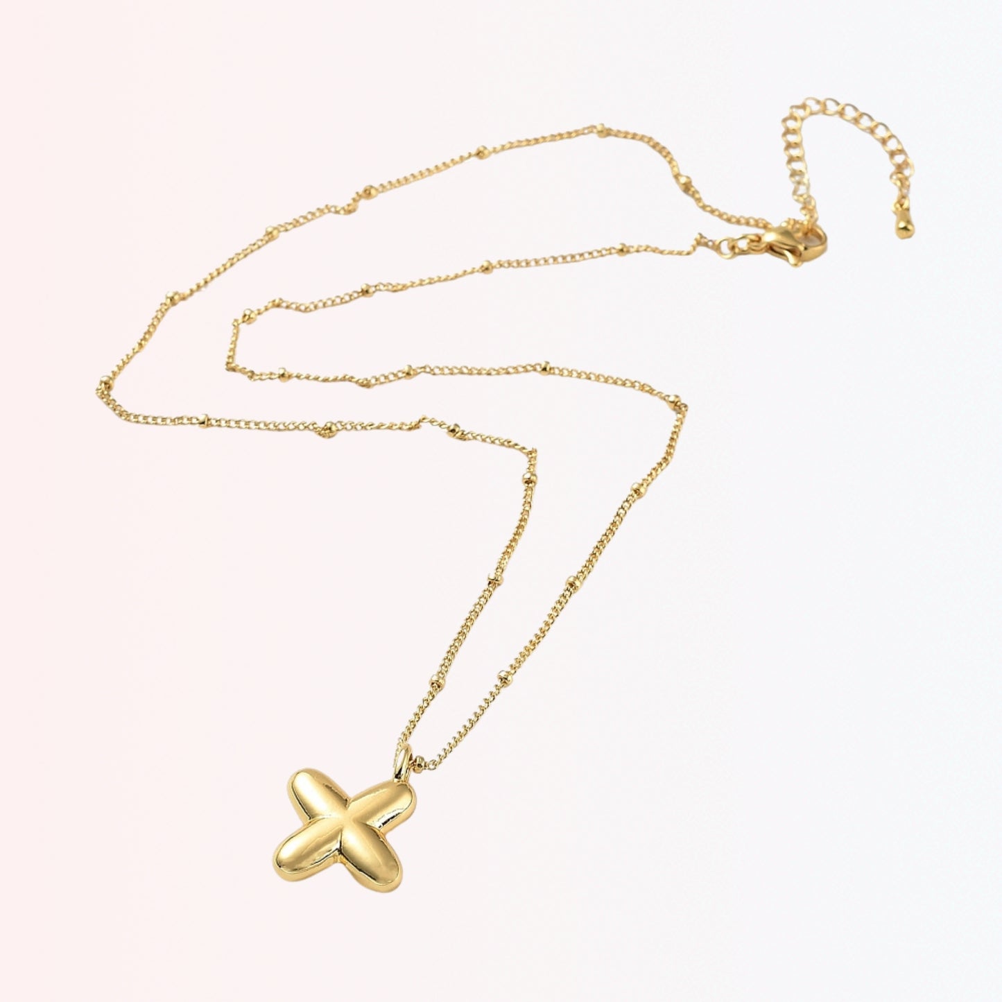 Collar con Charm de Letra en Brass Dorado 18K