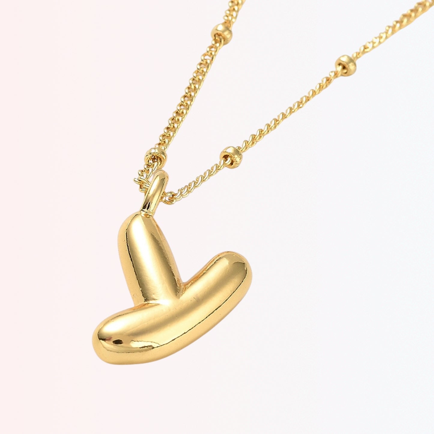 Collar con Charm de Letra en Brass Dorado 18K