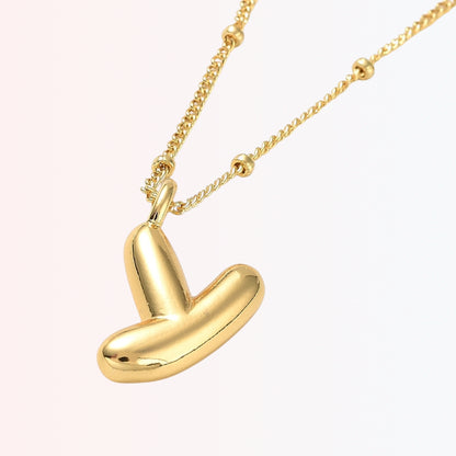 Collar con Charm de Letra en Brass Dorado 18K