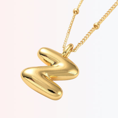Collar con Charm de Letra en Brass Dorado 18K