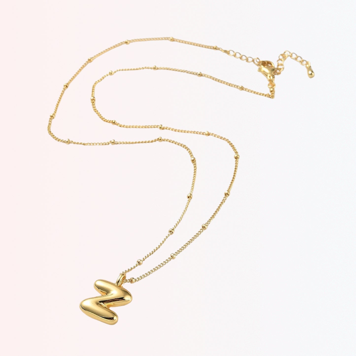 Collar con Charm de Letra en Brass Dorado 18K