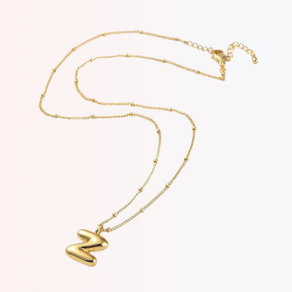 Collar con Charm de Letra en Brass Dorado 18K