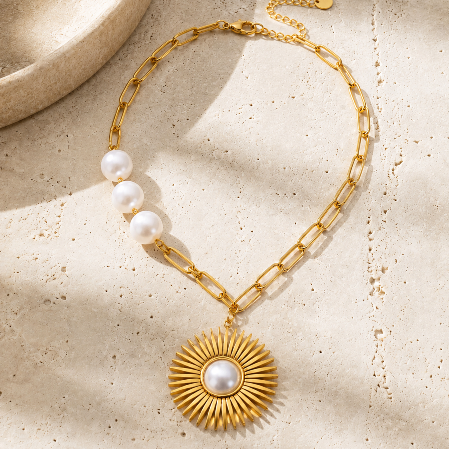 Collar de eslabones con charm de Flor abierta con perla en el centro y en la cadena.