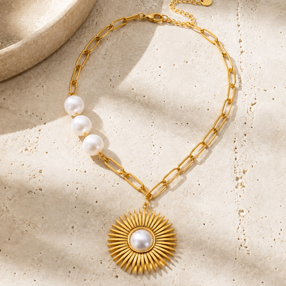 Collar de eslabones con charm de Flor abierta con perla en el centro y en la cadena.