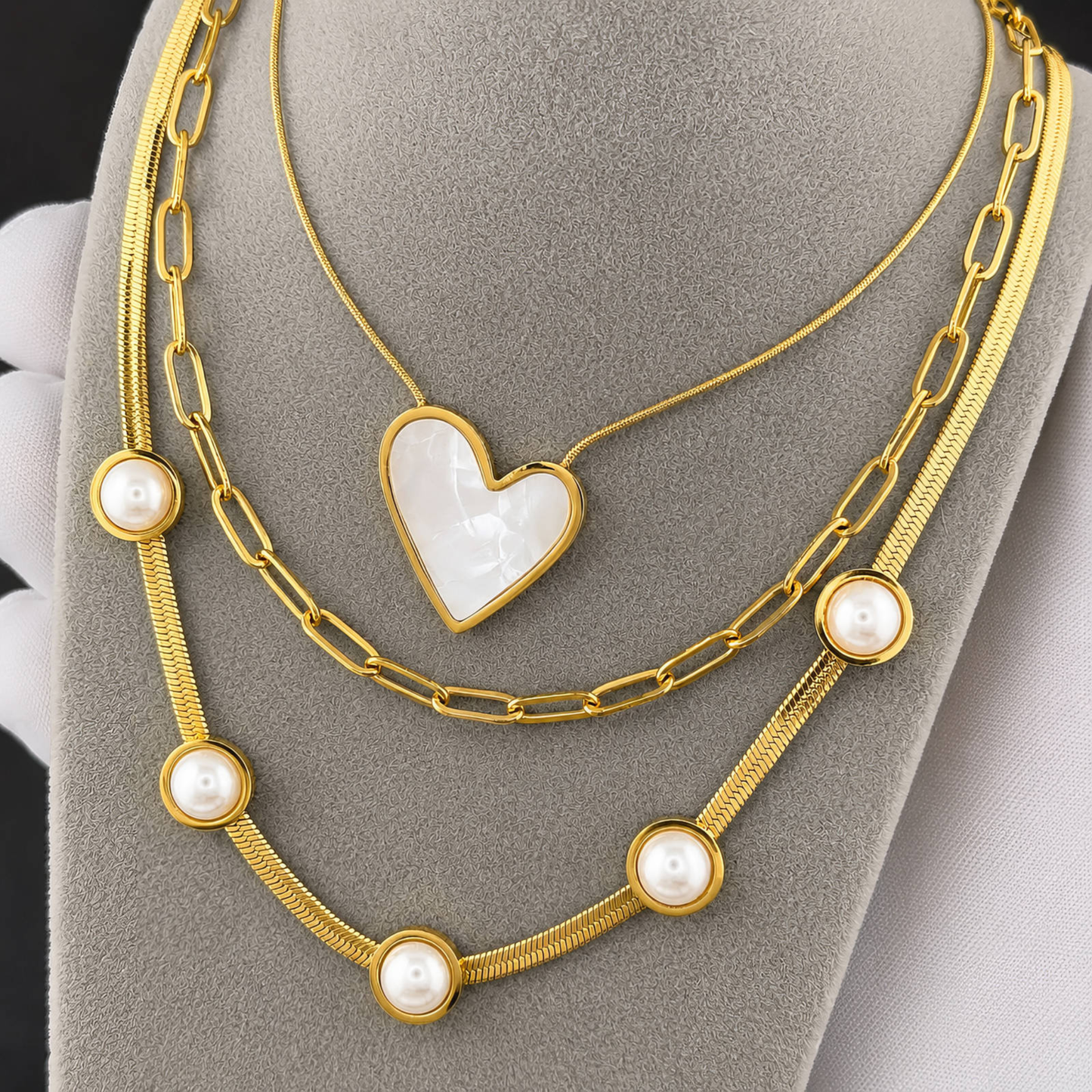 Collar dorado con pendant de corazón en nacar, stainless steel