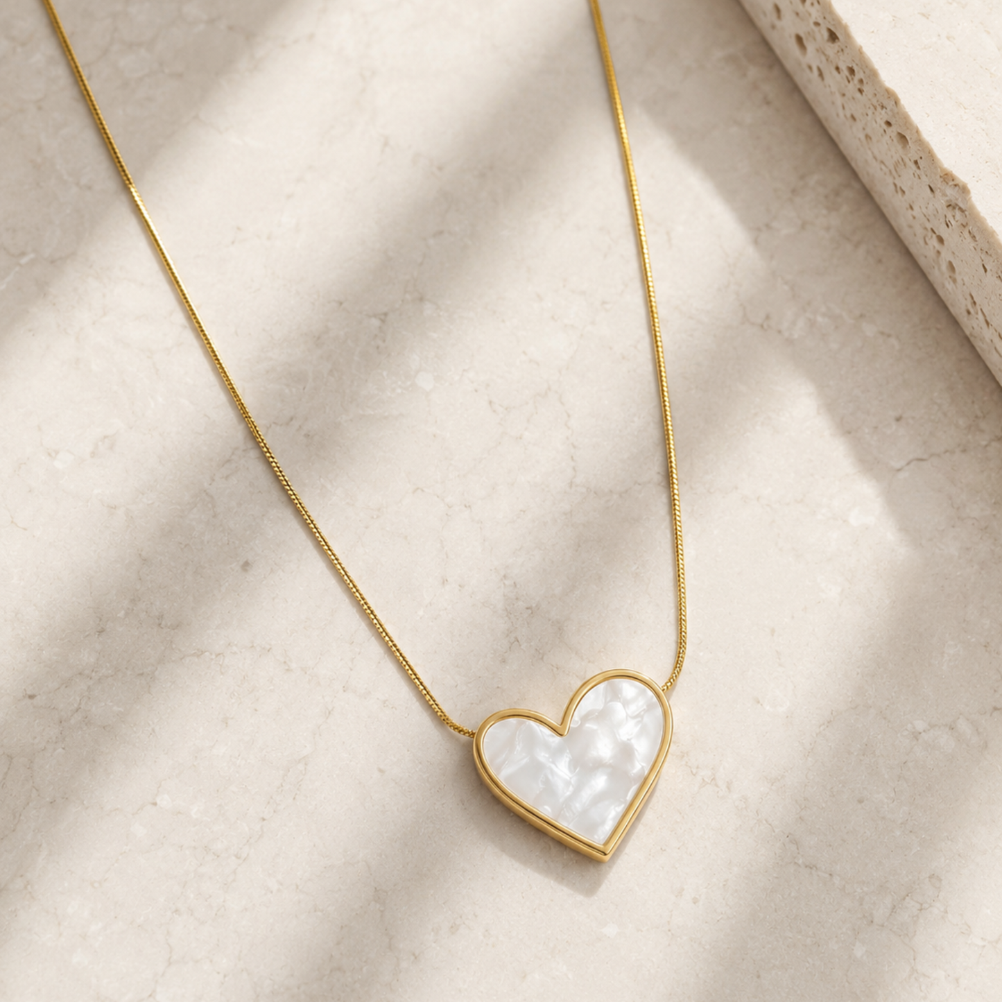 Collar dorado con pendant de corazón en nacar, stainless steel