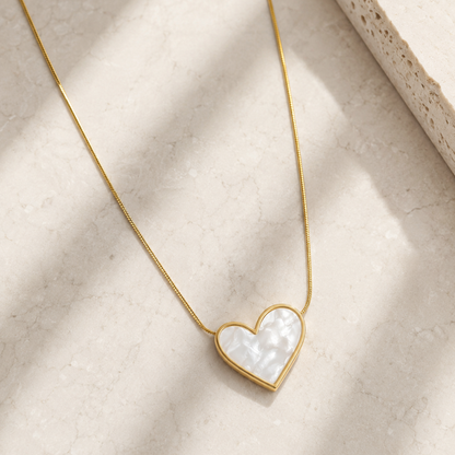 Collar dorado con pendant de corazón en nacar, stainless steel