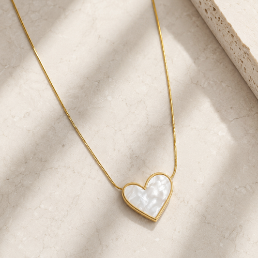 Collar dorado con pendant de corazón en nacar, stainless steel