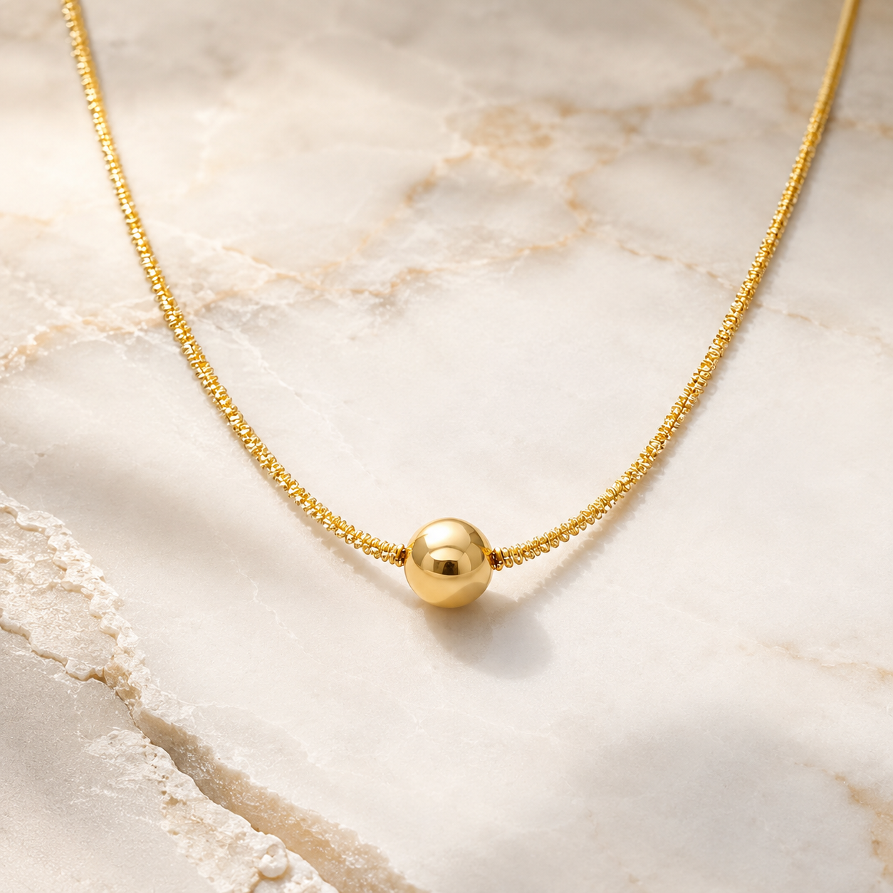 Collar dorado con esfera central en stainless steel y baño de 18k