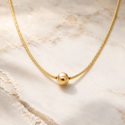 Collar dorado con esfera central en stainless steel y baño de 18k