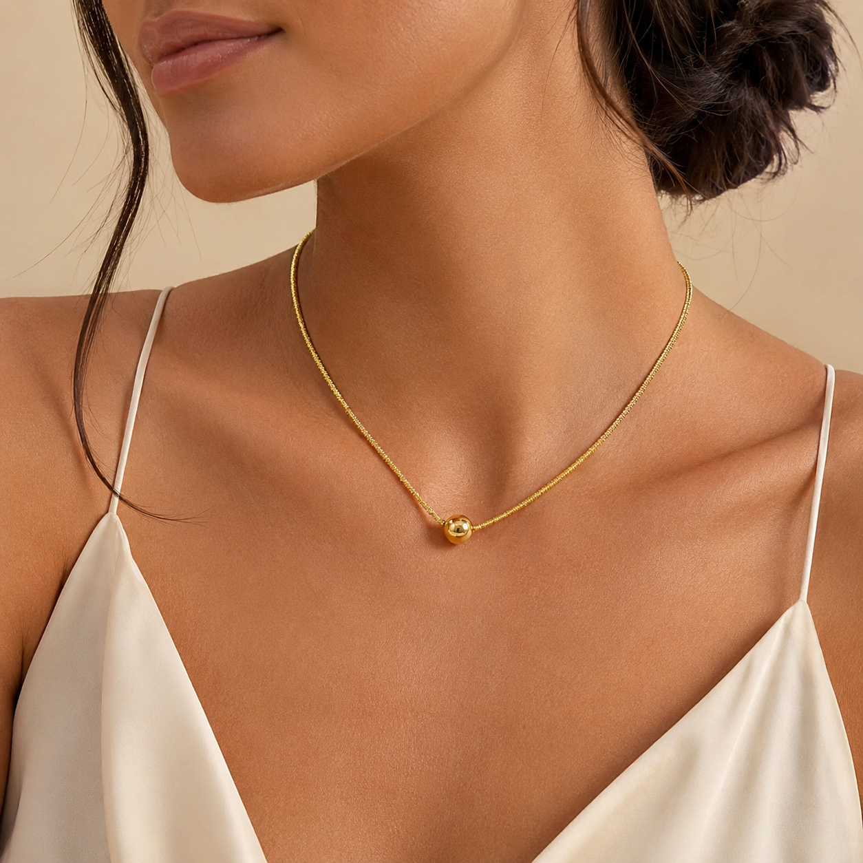 Collar dorado con esfera central en stainless steel y baño de 18k